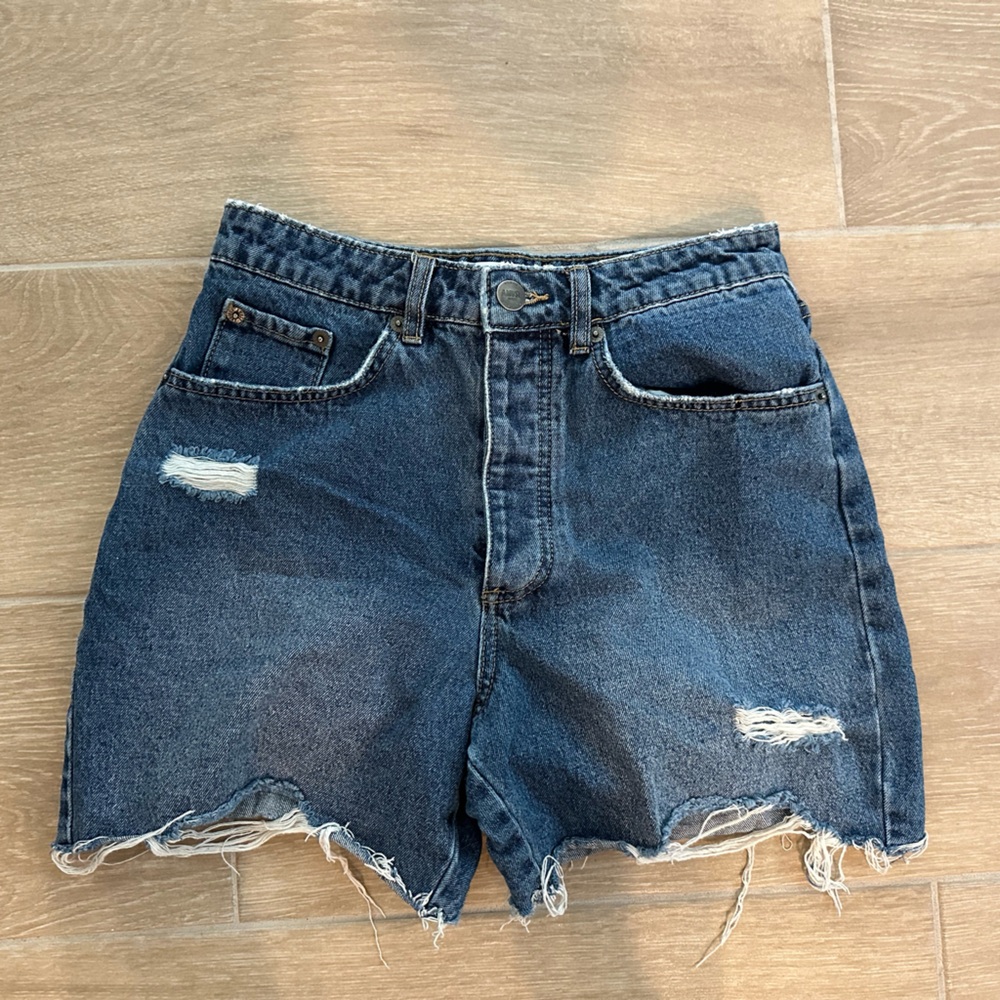 Amuse society high rise jean shorts frayed blue size 28 multi button cut offs